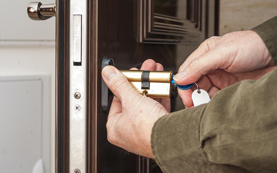 comment changer une serrure de porte d'entrée Les Essarts-le-Roi