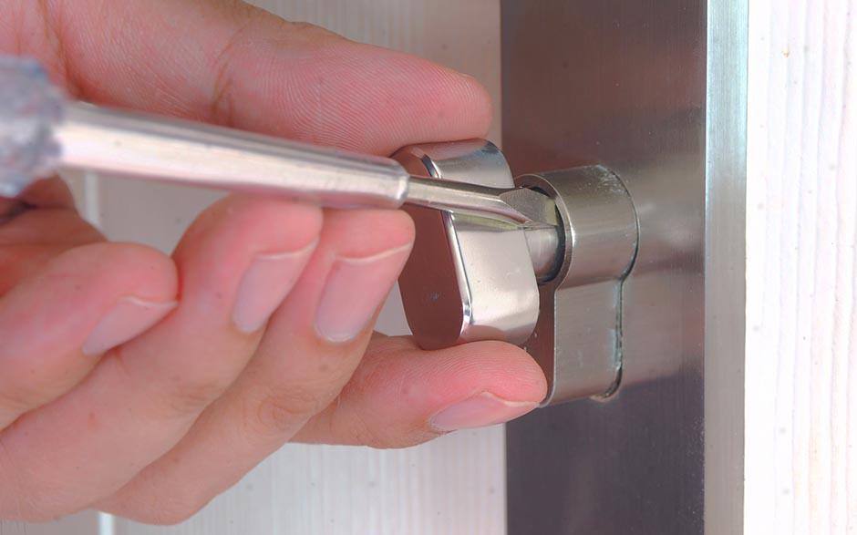 comment changer une serrure de porte d'entrée Les Essarts-le-Roi