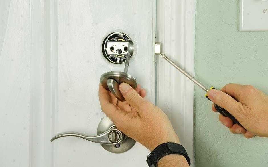 comment changer une serrure de porte d'entrée Les Essarts-le-Roi